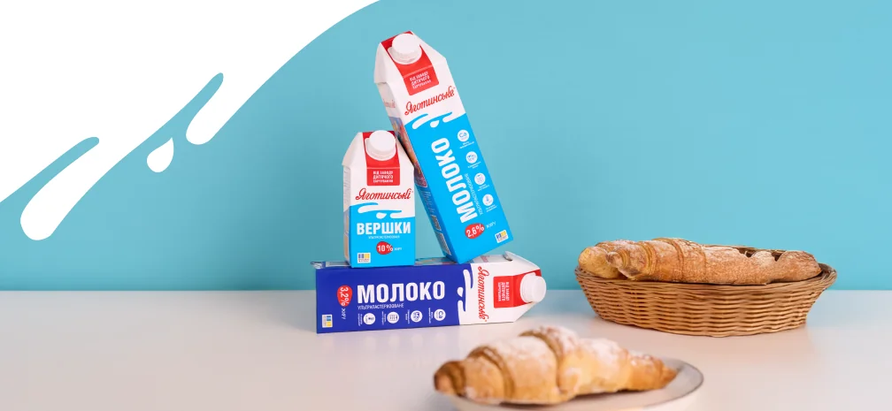 Молочні продукти з круасанами на блакитному фоні