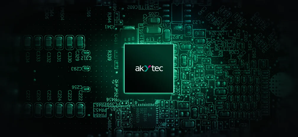 Мікросхема з логотипом akYtec на платі керування для промислової автоматизації
